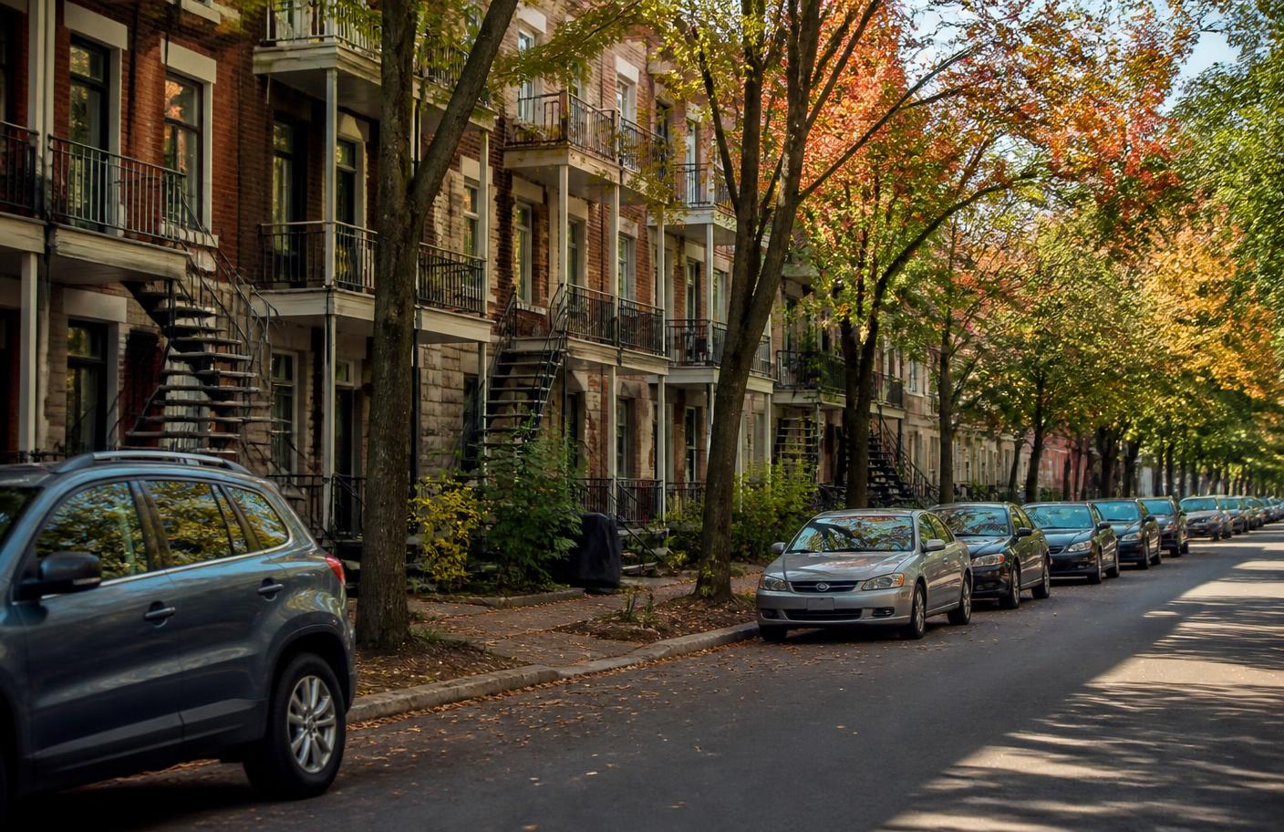 Rue résidentielle montréalaise avec escaliers extérieurs